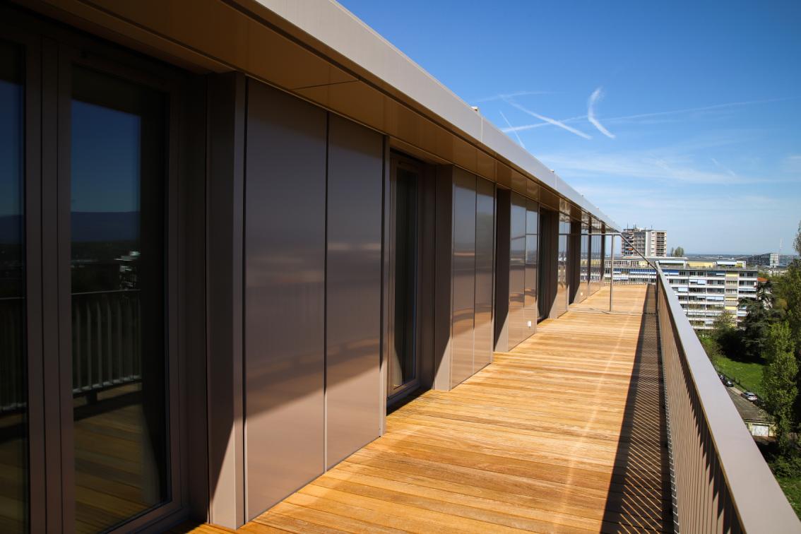 Photo d'un immeuble avec un balcon en bois contemporain